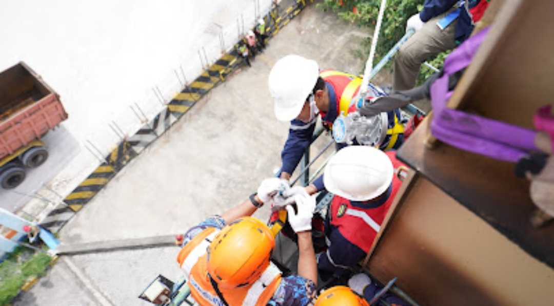 Pelindo Melaksanakan Training Vertical Rescue