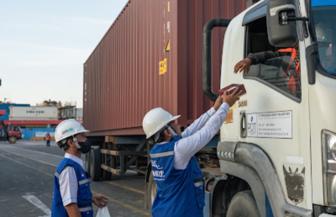 Setiap Hari TPS Bagikan Takjil kepada Pengemudi Truk